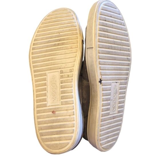 Ecco Light Grey Leather Round Toe Sneakers - Picture 2 of 6